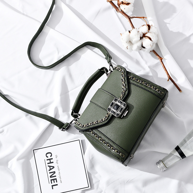 Chain shoulder bag