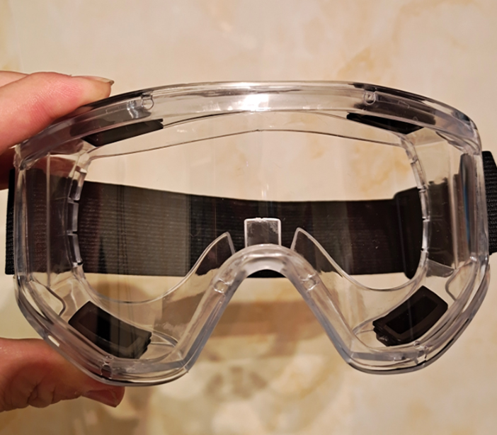 Fully enclosed anti-droplet goggles
