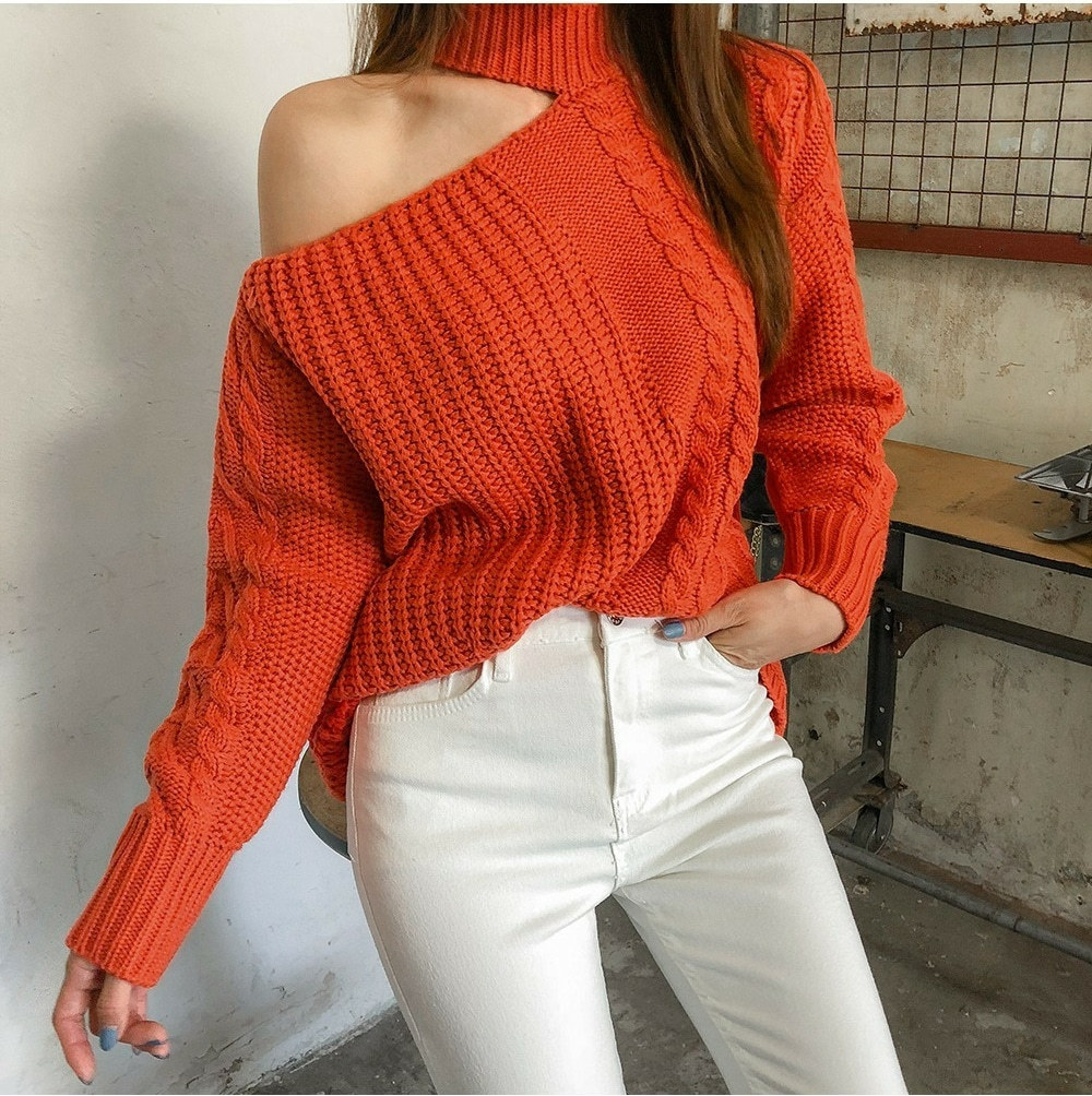 Leaky clavicle hanging neck sweater