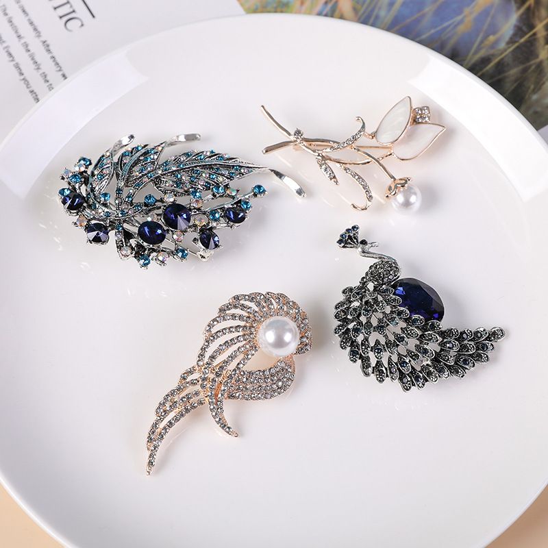 Elegant Crystal Rhinestone Lapel Pins for Women - Perfect for Weddings Parties and Mother's Day Gifts