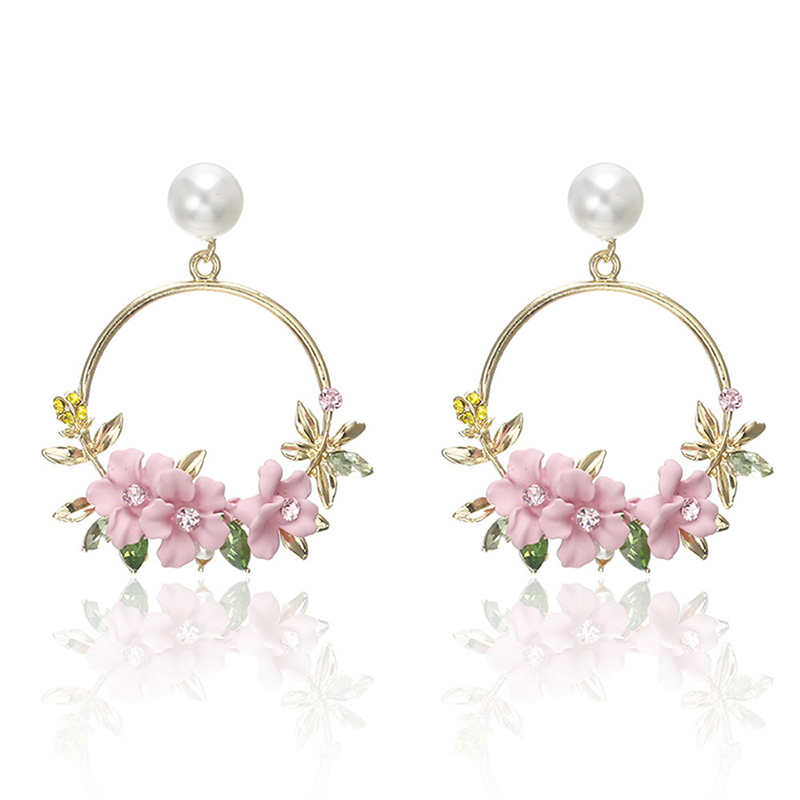 Rosa blomörhängen i guldlook